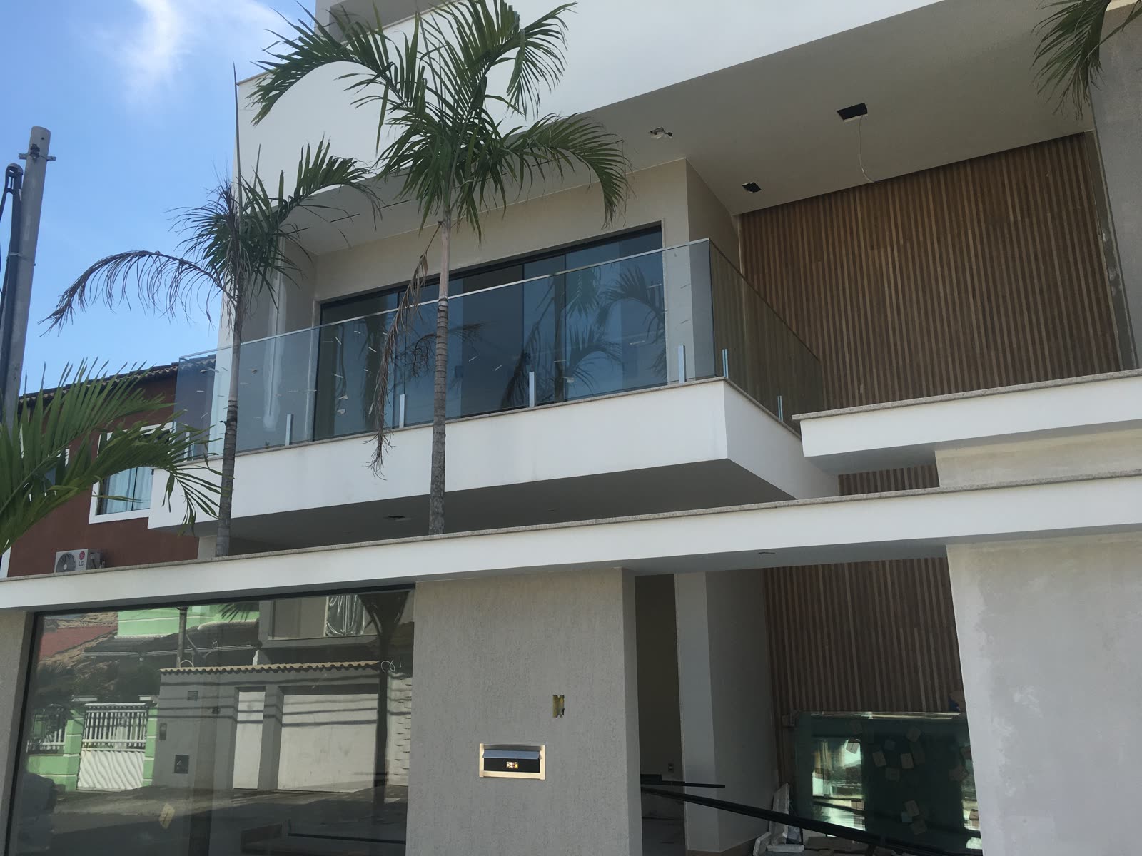 Fachada residencial em vidro executada pela Rcastro Vidros no Rio de Janeiro