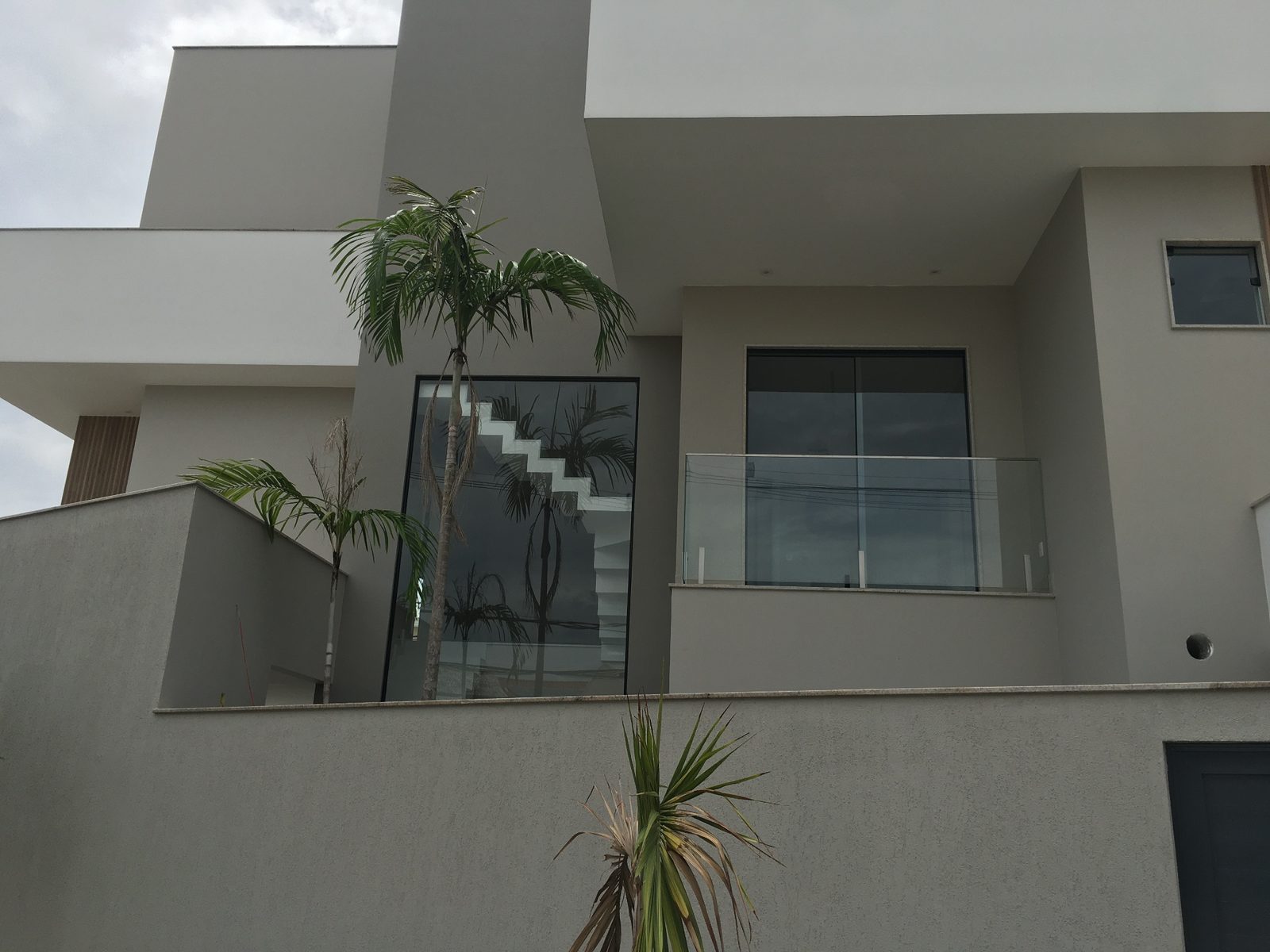 Guarda-corpo de vidro em escada externa instalado pela Rcastro Vidros no Rio de Janeiro