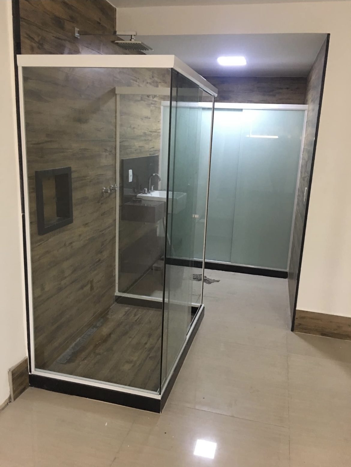 Box de canto em vidro temperado com perfis instalado pela Rcastro Vidros no Rio de Janeiro
