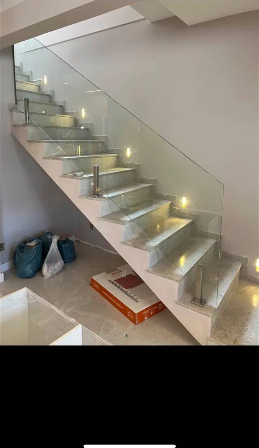 Guarda-corpo de vidro em escada interna instalado pela Rcastro Vidros no Rio de Janeiro