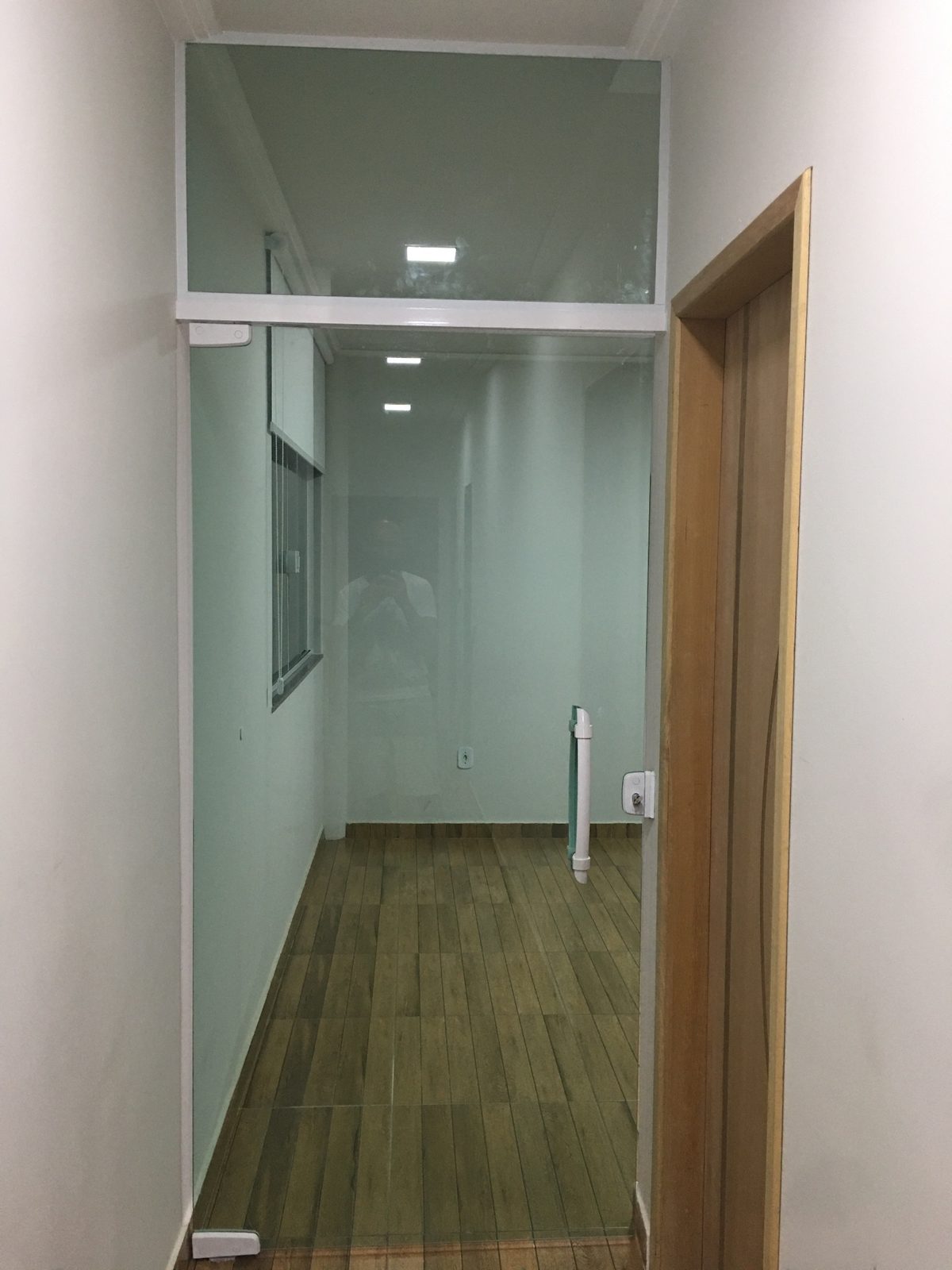 Porta de vidro em ambiente interno instalada pela Rcastro Vidros no Rio de Janeiro