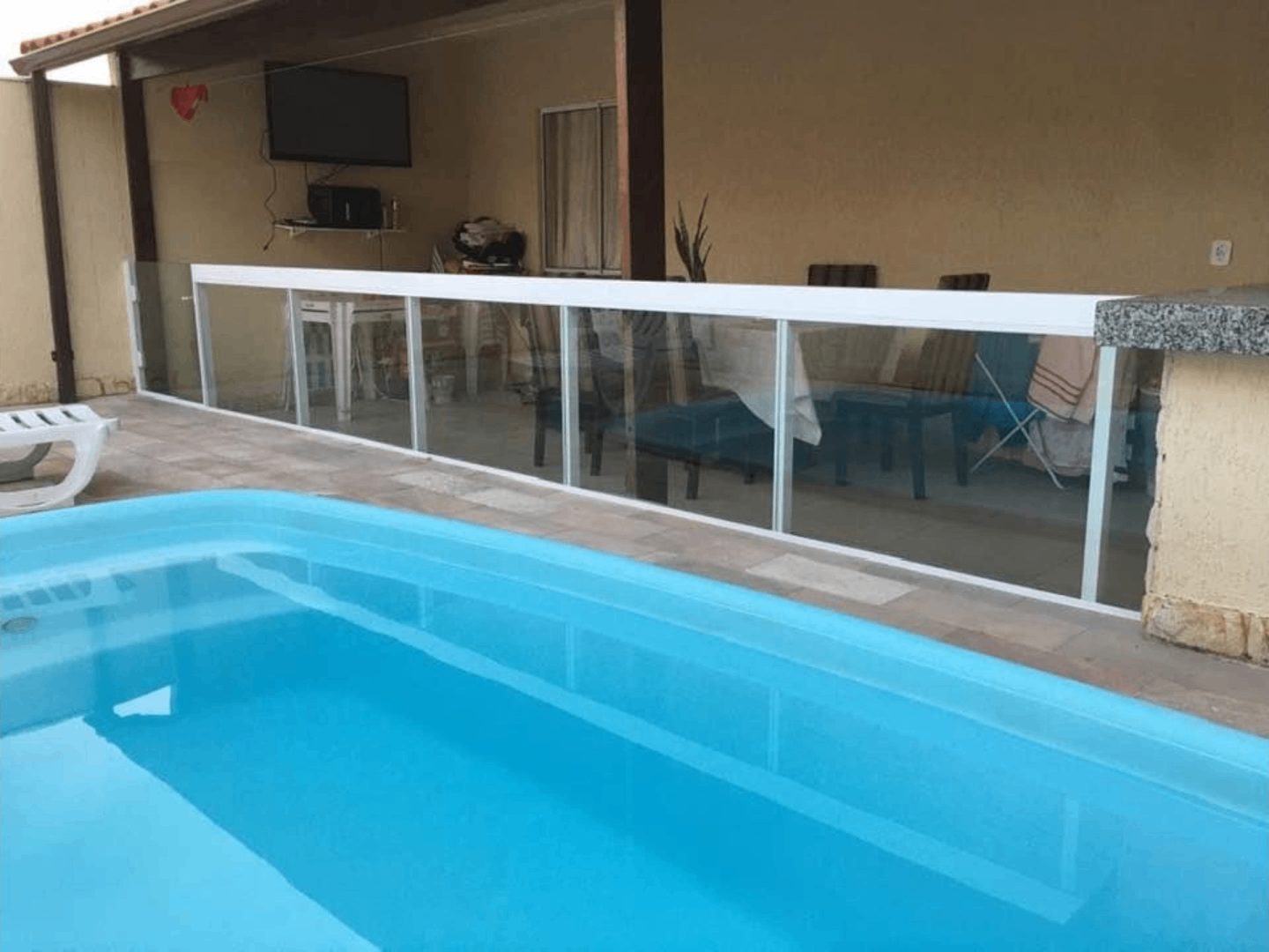 Fechamento de vidro em área de piscina executado pela Rcastro Vidros no Rio de Janeiro