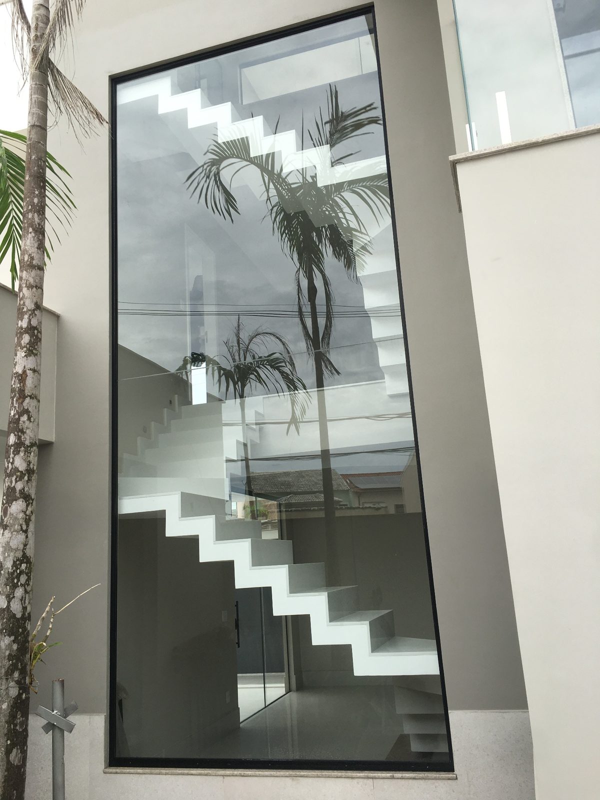 Janelão de vidro em vão de escada instalado pela Rcastro Vidros no Rio de Janeiro