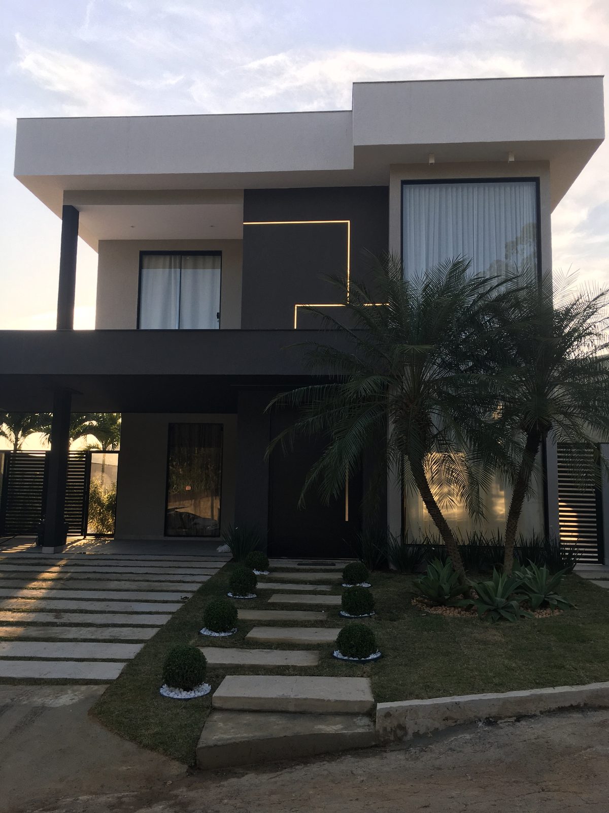Fachada residencial de alto padrão com janelões de vidro executada pela Rcastro Vidros no Rio de Janeiro